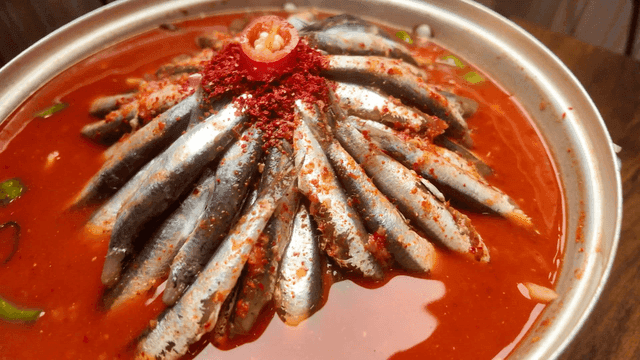 Spicy anchovy stew with red broth