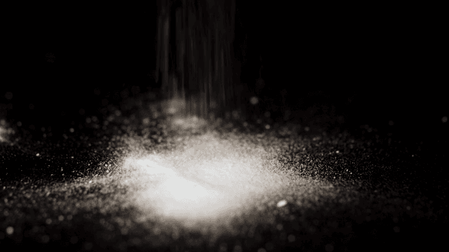 표면에 떨어지는 고운 흰 가루