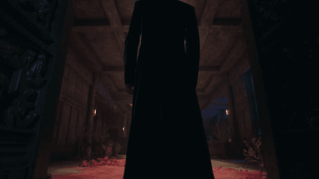 어두운 복도를 걷는 사람