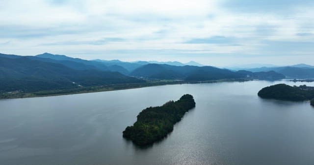 Tranquil lake surrounded by mountains
