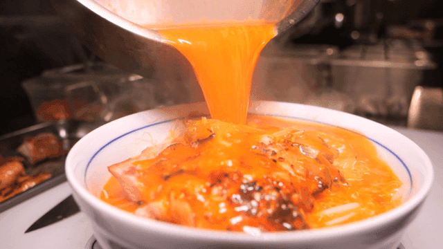 Spicy chicken rice noodles with spicy broth poured over them