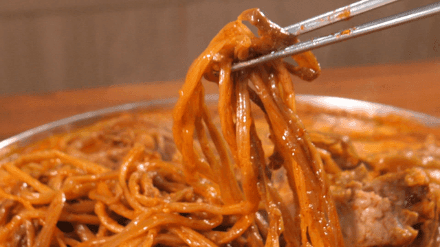 젓가락으로 집어 올린 감자탕의 고구마순