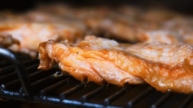 바비큐 그릴에서 구워지는 치킨 요리