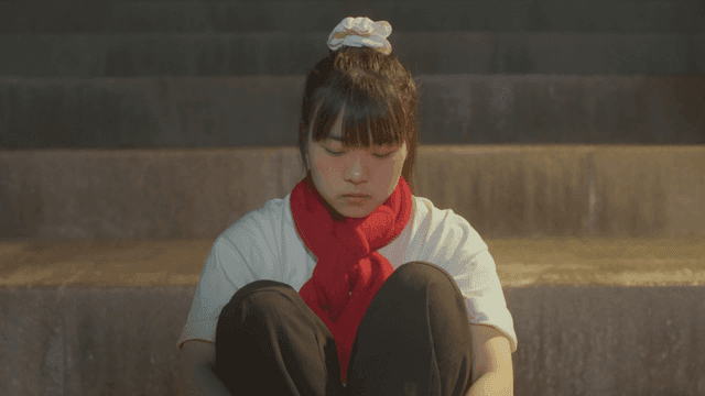 빨간 목도리를 두른 계단에 앉아 아이스크림을 바라보는 소녀