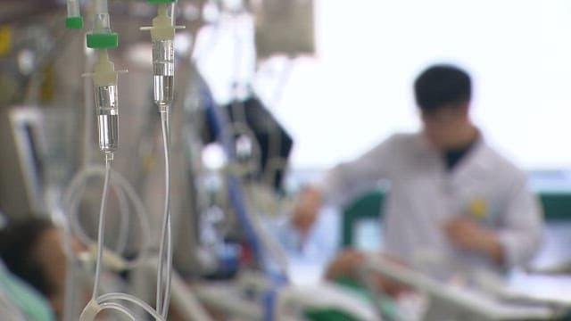 병원에서 환자를 돌보는 의사