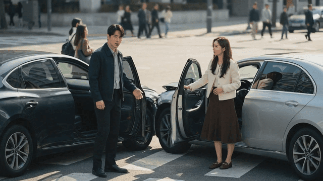 Two people discussing after a car accident