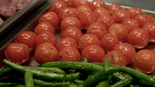 Fresh cherry tomatoes and green beans