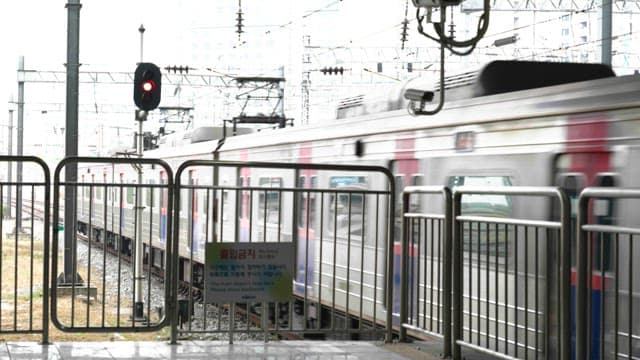 역의 플랫폼 옆 선로를 달리는 지하철