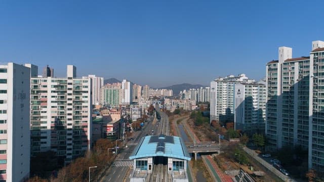 주거 단지 사이에 조성된 철도와 지하철역