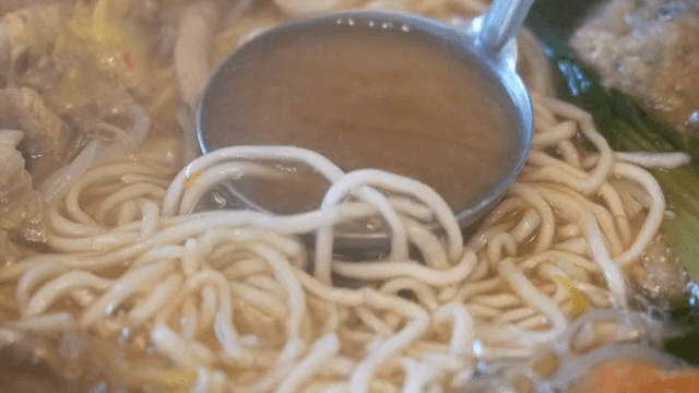 면과 채소가 들어간 한국식 전골 국물