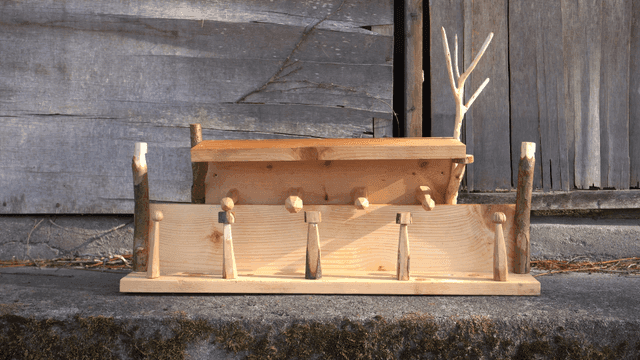 소박한 벽 앞의 포개진 목재 선반들