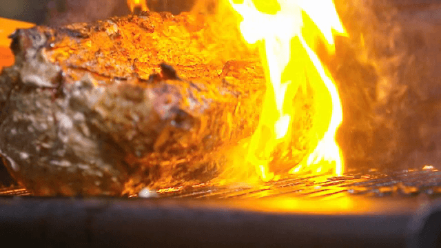 바비큐에서 불꽃과 함께 고기 굽기