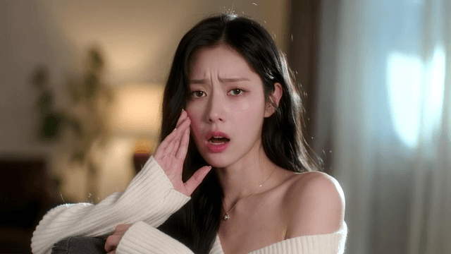 손을 턱을 괴고 화를 내는 젊은 여성