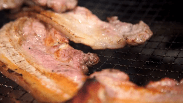 바비큐 그릴에서 삼겹살 굽기