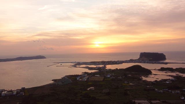 해안 마을과 바다 위의 일몰
