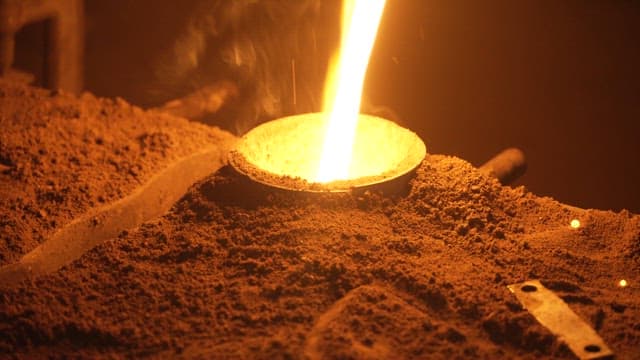 녹은 금속을 주형에 붓는 장면