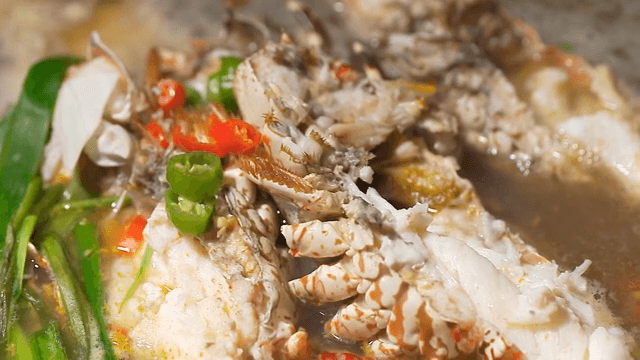 채소와 함께 끓는 맑은 국물의 꽃게탕
