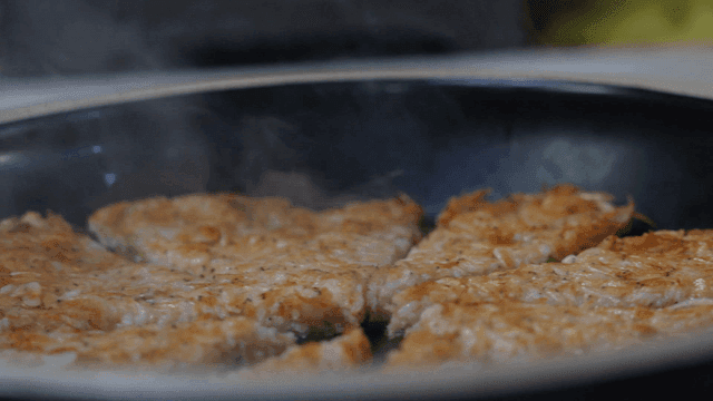 팬에서 지글거리는 새우전