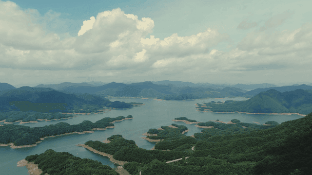 산으로 둘러싸인 호수의 경치