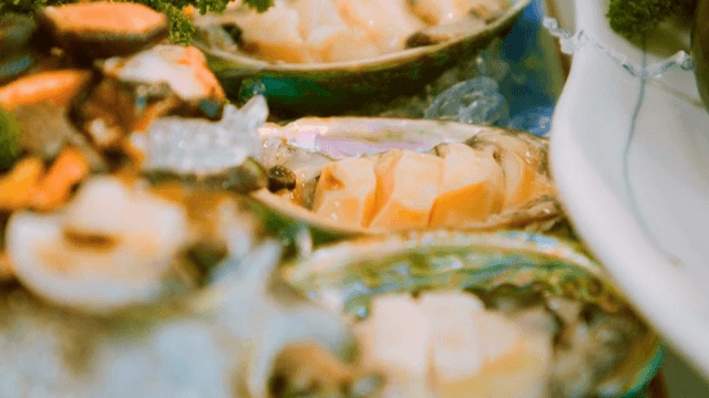 껍질 위에 놓인 전복회