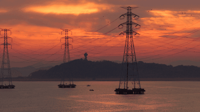 전선이 있는 강 위의 일몰