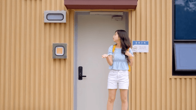 비 오는 날 밖에서 기다리는 젊은 여성