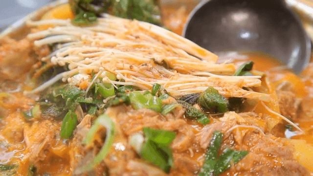 Pork backbone stew with enoki mushrooms