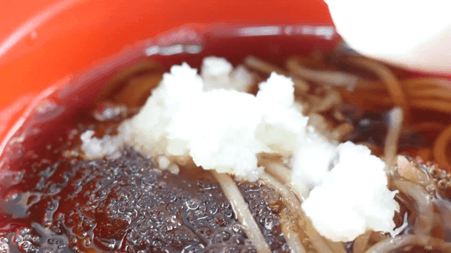 소바에 간 무를 넣는 장면