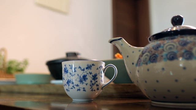 아늑한 주방에서 전통 한식 음식을 차리는 모습