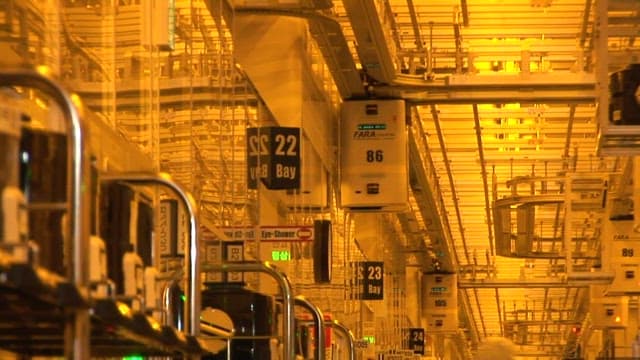 조명이 밝은 산업 설비 내부