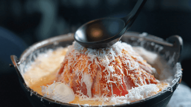 Ladle pressing boiling cheese mala hot pot