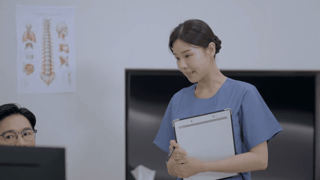 환자 진료를 논의하는 의사와 간호사