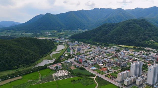 산속에 자리 잡은 아름다운 마을