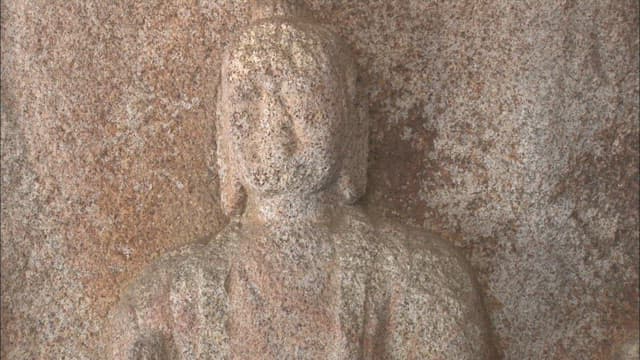 석재 불교 조각상의 세부적인 모습