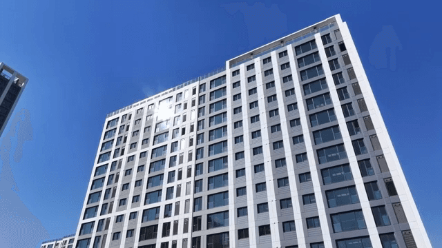 맑은 하늘 아래 현대적인 고층 건물