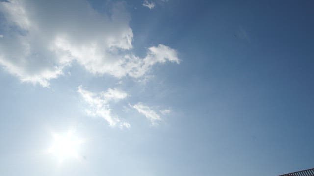 다리 옆 바다에 비치는 햇빛