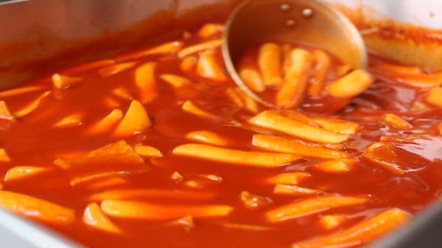 분식집에서 맛있는 떡볶이가 조리되는 과정