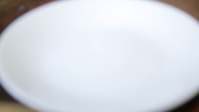 주방에서 신선한 고기 준비하기