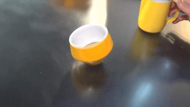 에스프레소 잔을 돌리는 사람