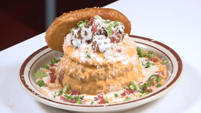 접시에 토핑이 올려진 맛있는 버거