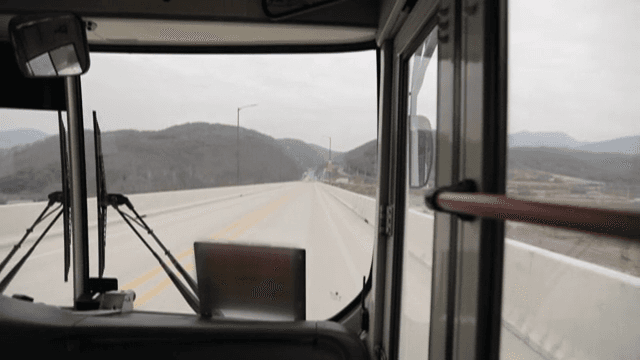 버스 내부에서 본 고속도로 풍경