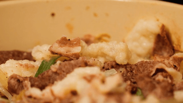 냄비에 있는 차돌박이와 채소