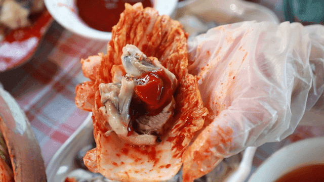 Kimchi wrap with pork and oysters