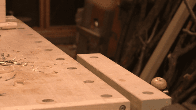 공구와 나무 조각이 있는 목공 작업대