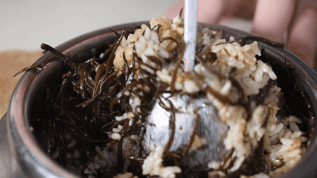 Spoon for mixing stone pot rice filled with seaweed