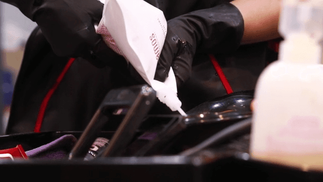 미용실에서 염색약을 준비하는 사람