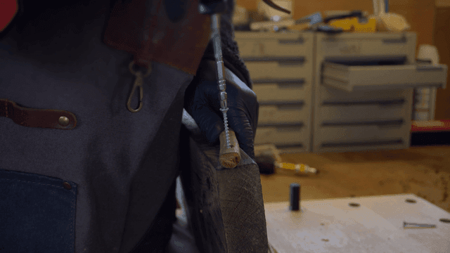 전동 드릴로 목공 작업