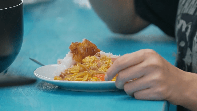 밥과 카레를 즐기는 사람