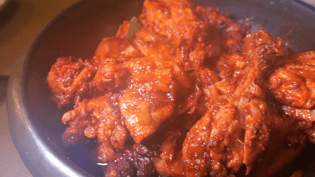 냄비에 담긴 매운 고추 찜닭