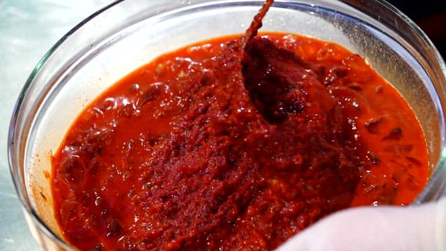 유리 그릇에 고추장을 섞는 모습